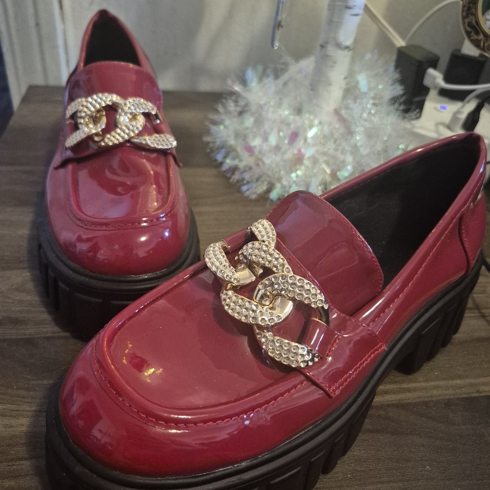 Elegant Red Loafers with Gold Chain